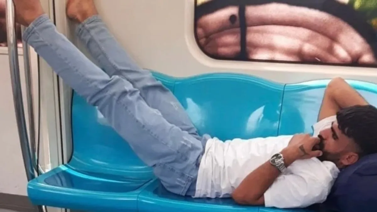 Marmaray’da terliklerini çıkarıp uzanan kişi tepki çekti! Bir de tehdit etti: Çabuk sil, yoksa…