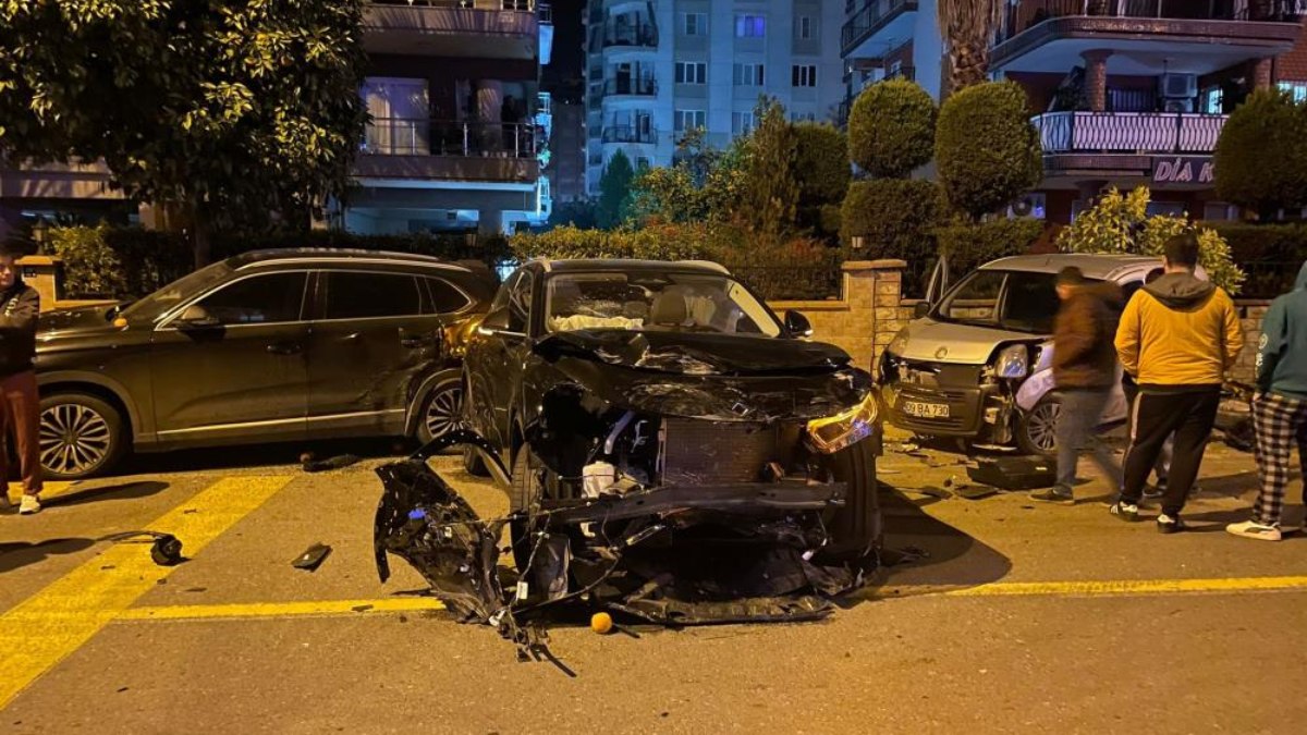 Aydın’da seyir halinde başka bir araca çarpıp kaçtı, ortalık savaş alanına döndü